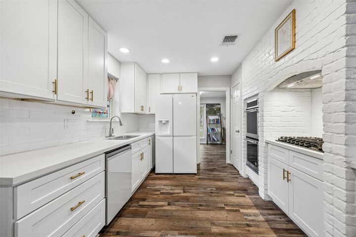 Property Photo:  7711 Twin Hills Drive  TX 77071 