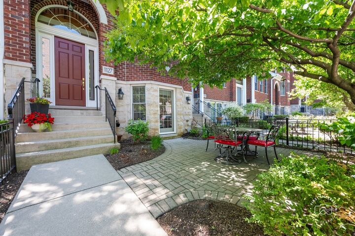 Property Photo:  1127 Gilbert Avenue 1127  IL 60515 
