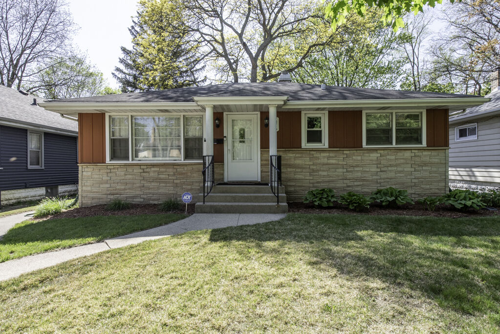 Property Photo:  1316 N Ash Street  IL 60085 
