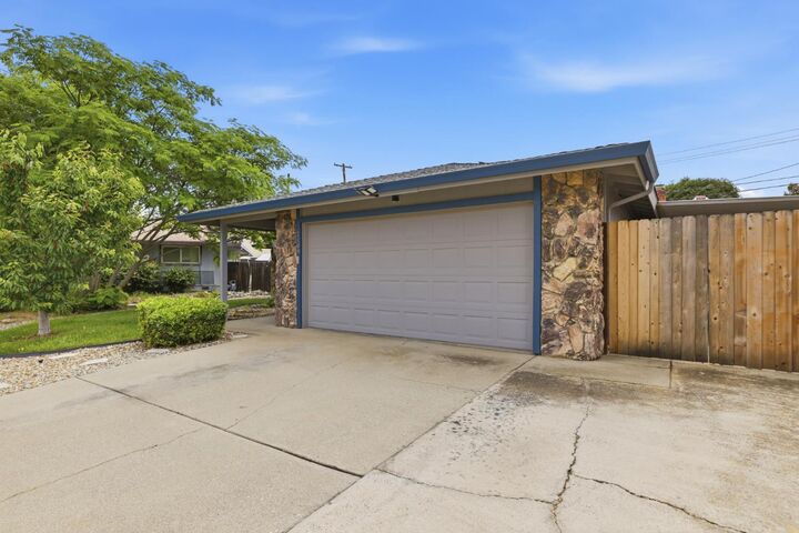 Property Photo: 1109 Augusta Way CA 95661