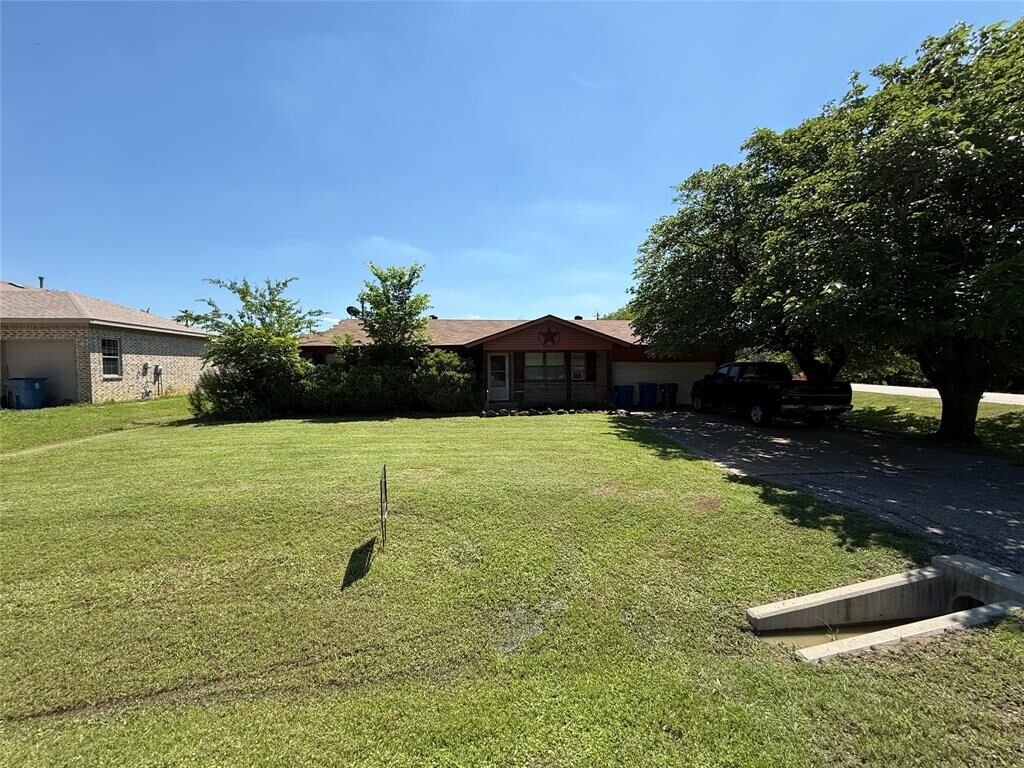 Property Photo:  300 Linda Street  TX 76262 