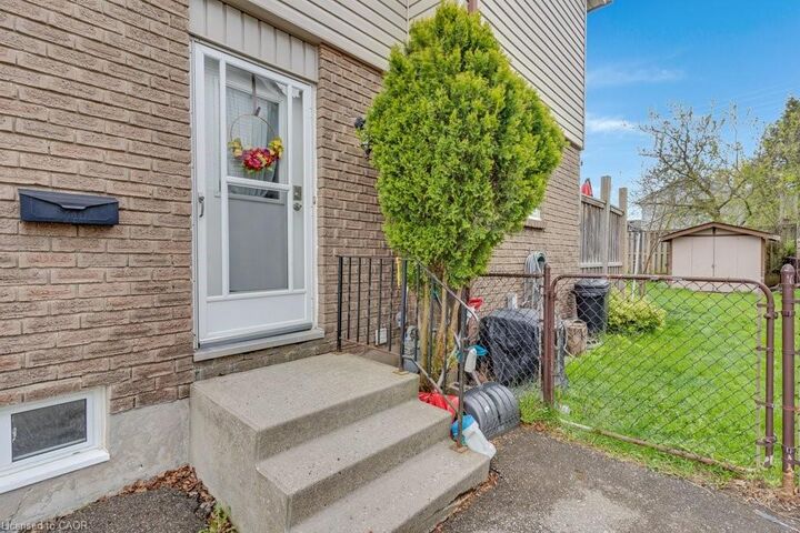 Property Photo:  33 Meadow Woods Crescent  ON N2N 1T3 