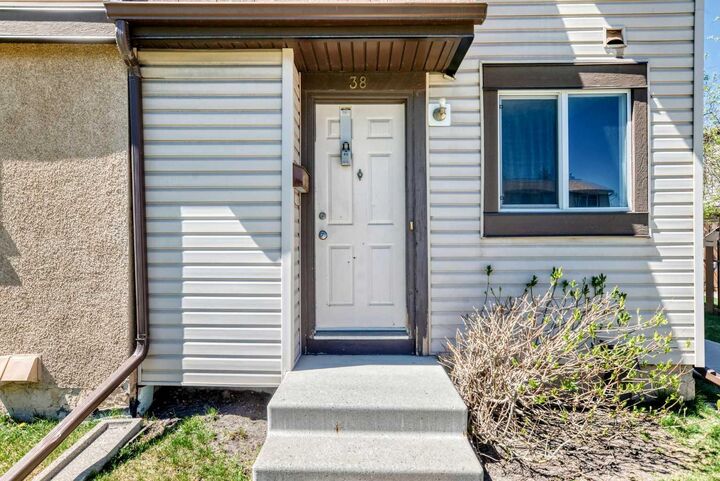 Property Photo:  2727 Rundleson Road NE 38  AB T1Y 3Z3 