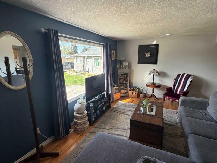 Property Photo:  1481 9 Avenue NE  AB T1A 6E9 
