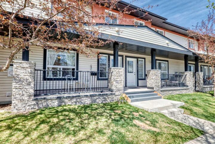 Property Photo:  173 Eversyde Common SW  AB T2Y 4Z5 