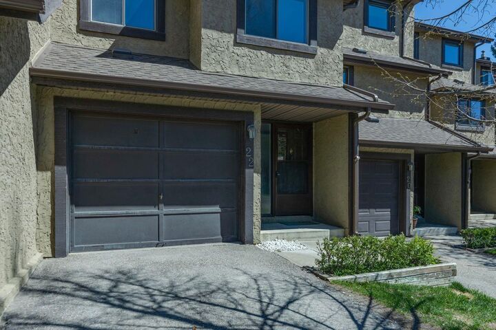 Property Photo:  22 Glamis Gardens SW  AB T3E 6S4 