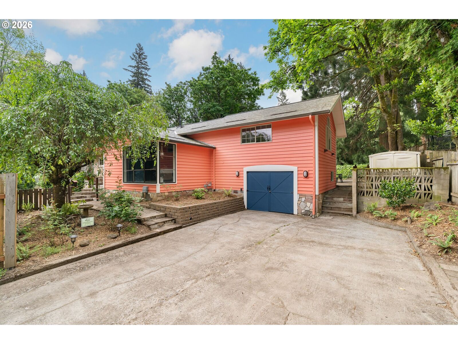 Property Photo:  5010 SW Maplewood Rd  OR 97219 