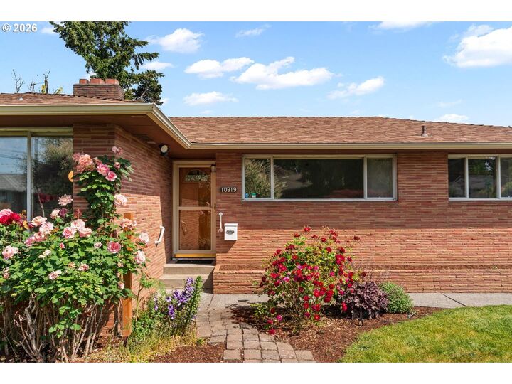 Property Photo: 10919 SE Mill Ct OR 97216