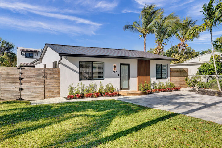 Property Photo:  225 NE 10th Street  FL 33444 