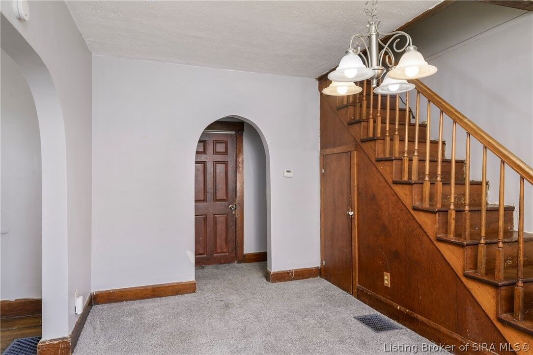 Property Photo:  2112 E Market Street  IN 47150 