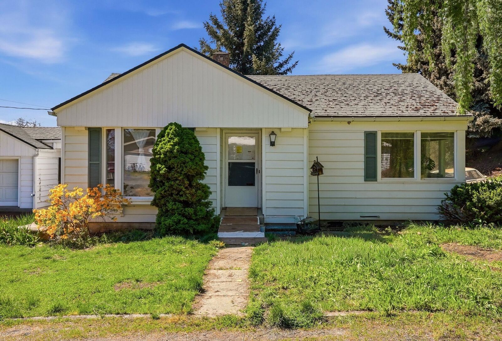 Property Photo: 905 W Union St WA 99130