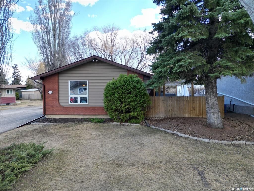 Property Photo: 2550 Macdonald Avenue SK S6V 2V9