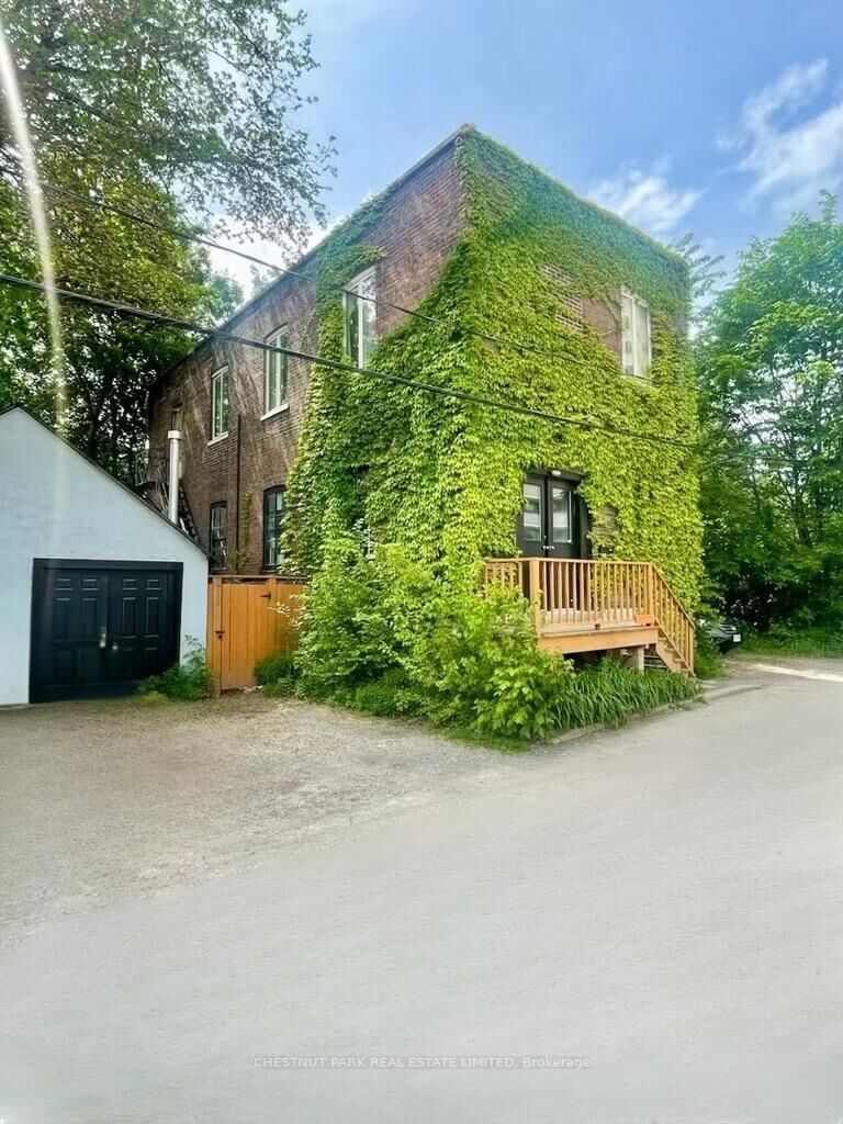 Property Photo: 156 Sussex Mews ON M5S 2K1