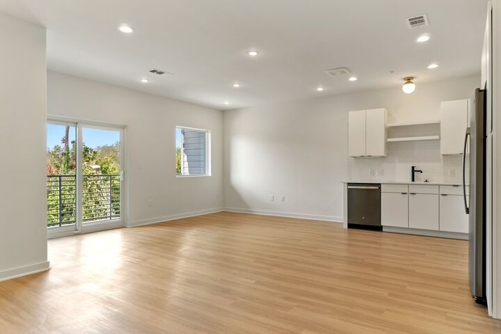 Property Photo:  100 W Mockingbird Lane 305  TX 78745 