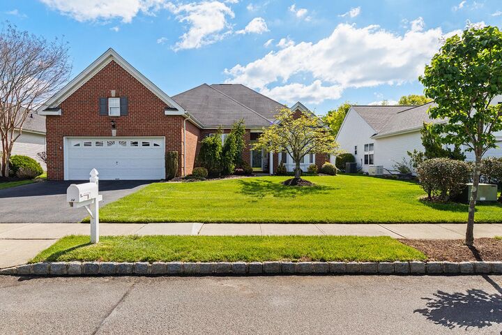 Property Photo:  14 Williamsburg Court  NJ 08501 