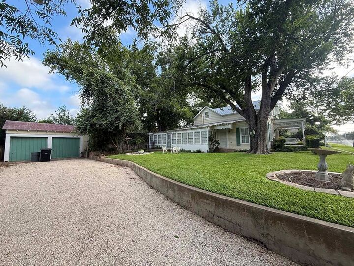 Property Photo:  208 Crockett St  TX 78624 