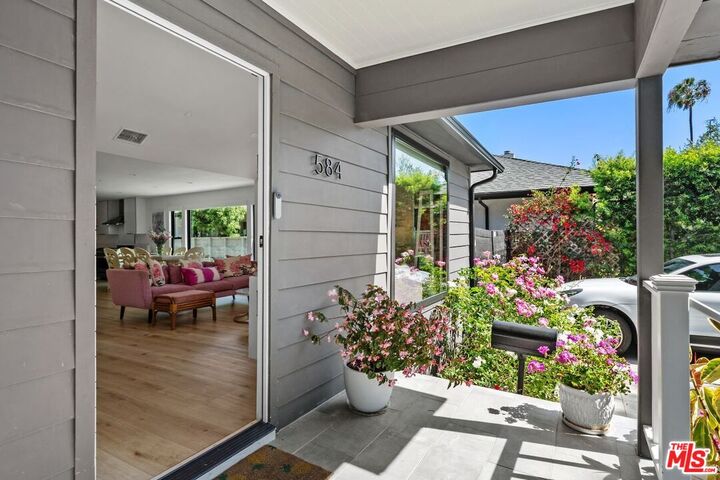 Property Photo: 584 N Lucerne Blvd CA 90004