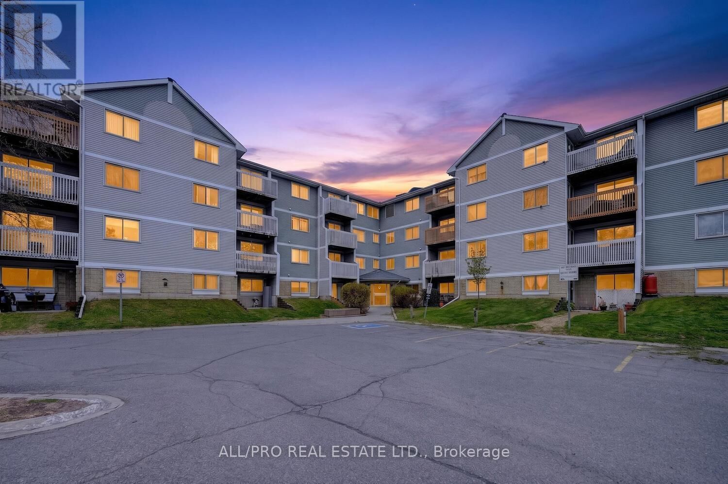 Property Photo:  212 Viewmount Drive 111  ON K2E 7X2 