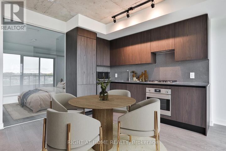 Property Photo:  2720 Dundas Street West 512  ON M6P 1Y2 