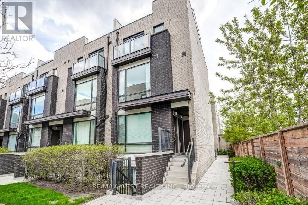 Property Photo:  30 Fieldway Road Th97  ON M8Z 3L2 