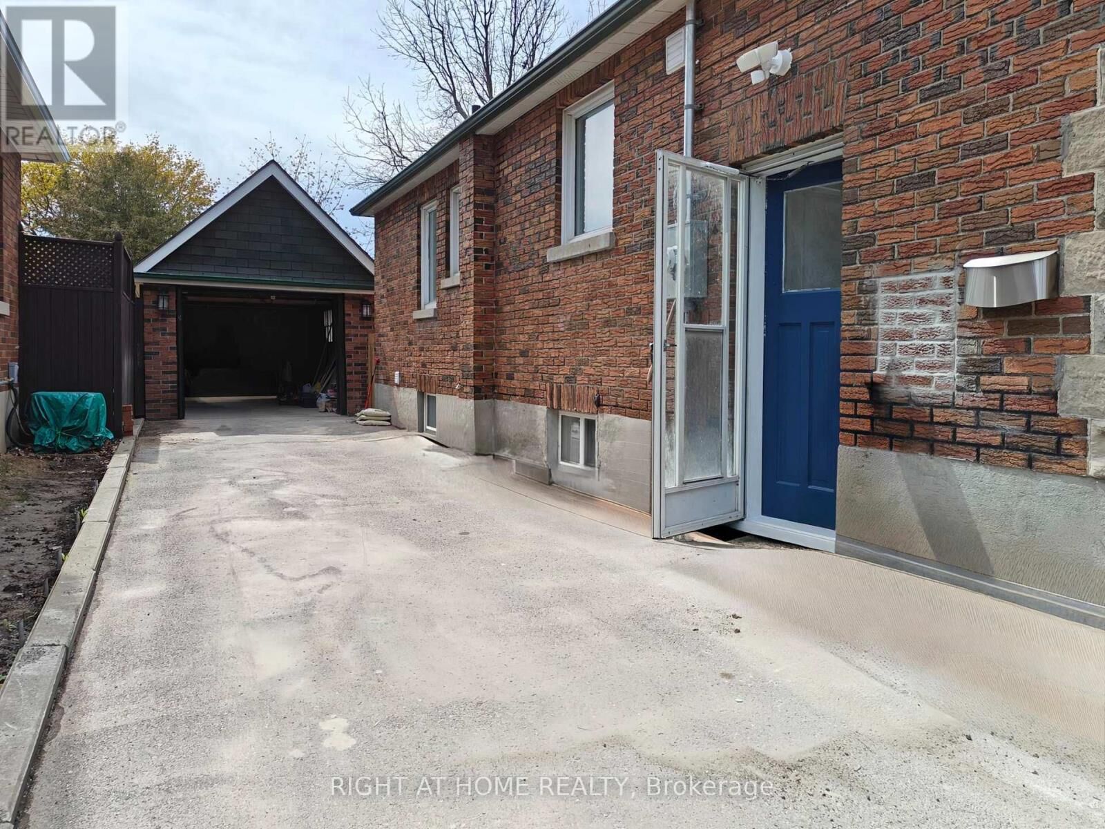 Property Photo:  92 Cadillac Avenue South Basement  ON L1H 5Z2 