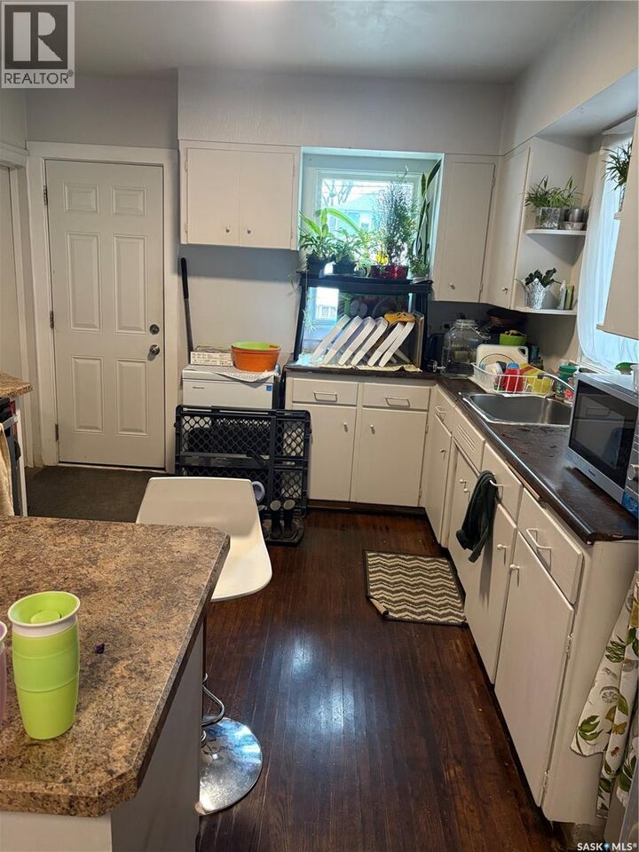 Property Photo:  718 8th Street E  SK S7H 0R3 