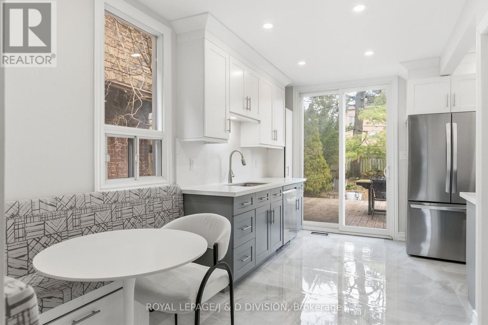 Property Photo:  118 Bogert Avenue Upper  ON M2N 1K8 