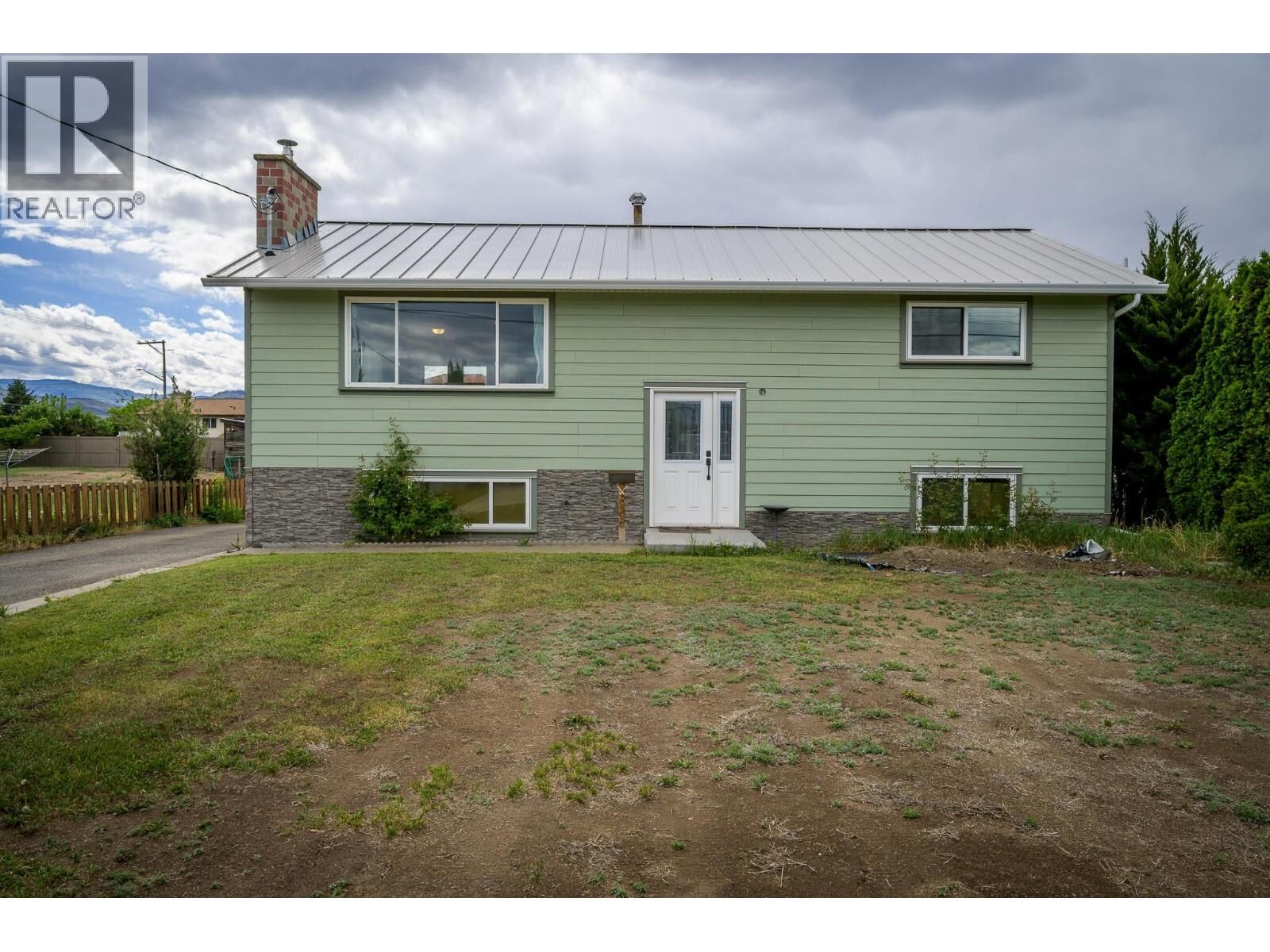 Property Photo:  828 McBride Street  BC V2B 5S3 