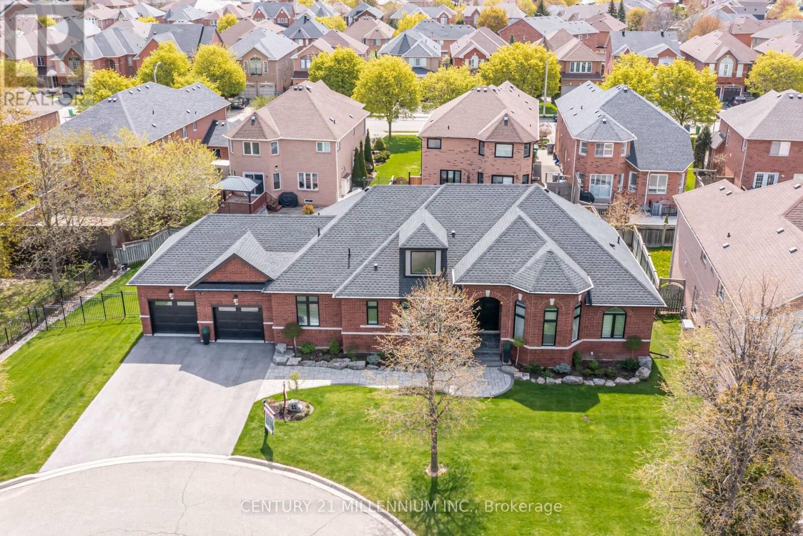 Property Photo:  15 Bimmer Place  ON L7A 1J4 