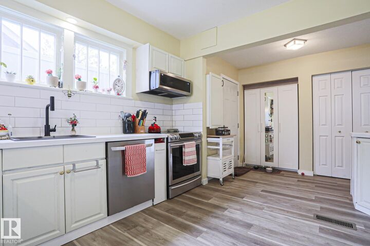 Property Photo:  5113 53 Avenue  AB T7Z 1B9 