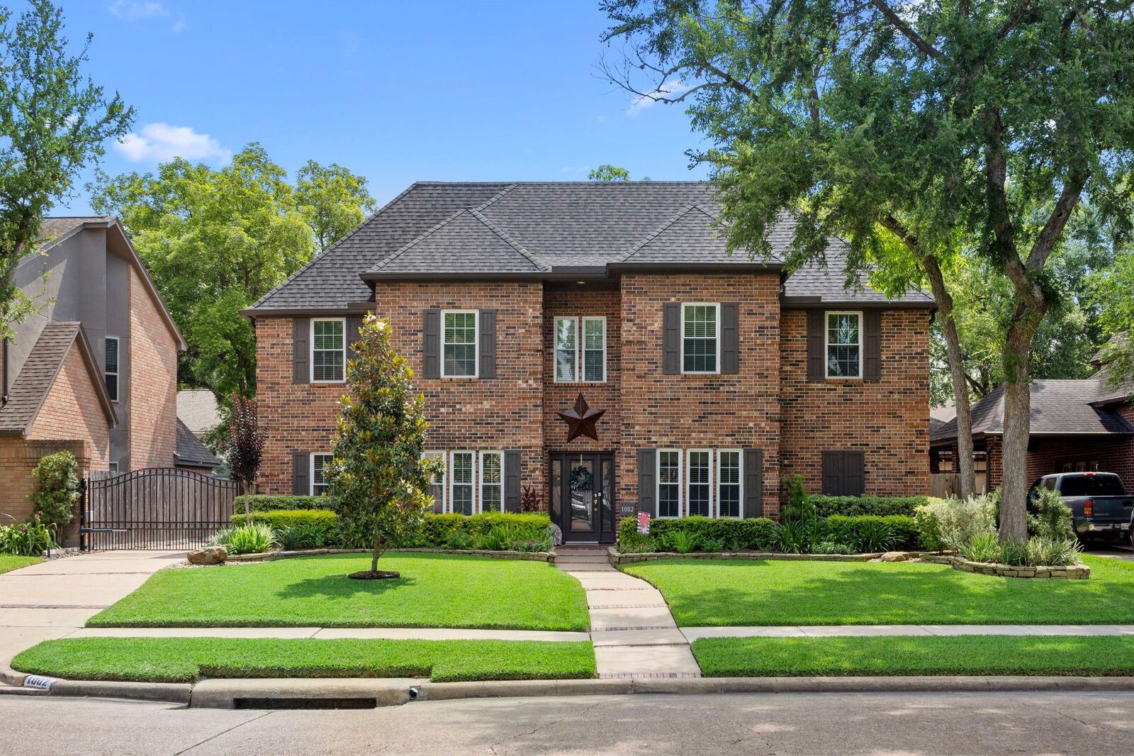 Property Photo: 1002 Millstone Court TX 77498