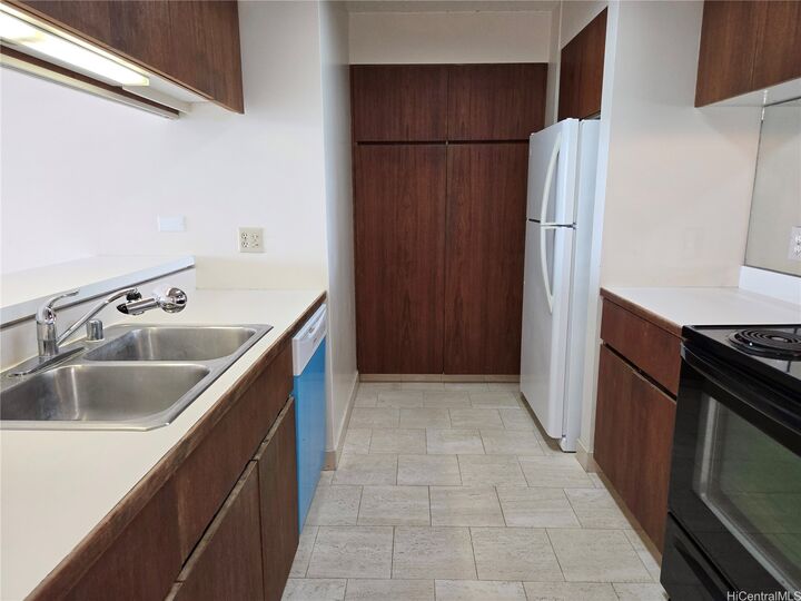 Property Photo:  581 Kamoku Street Ph4  HI 96826 