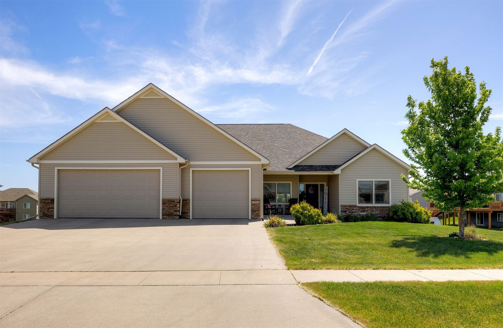 Property Photo:  1102 Ridgetop Drive  IA 50124 