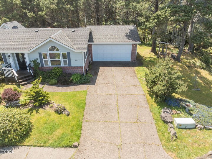 Property Photo:  1215 SW Ocean Hills Drive  OR 97394 