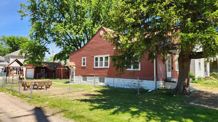 Property Photo:  562 7 Avenue S  IA 52732 
