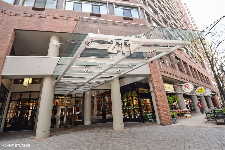Property Photo: 211 E Ohio Street 2704 IL 60611