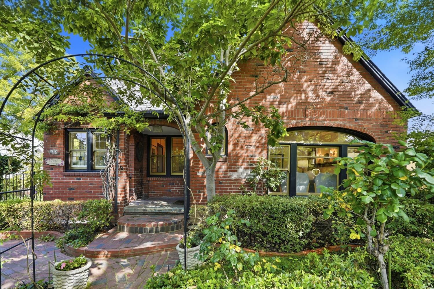 Property Photo:  433 41st Street  CA 95819 
