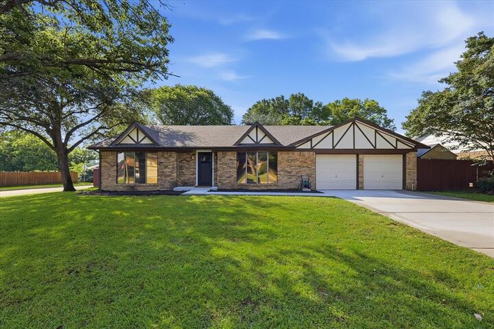 Property Photo: 1029 Summerplace Lane TX 76092