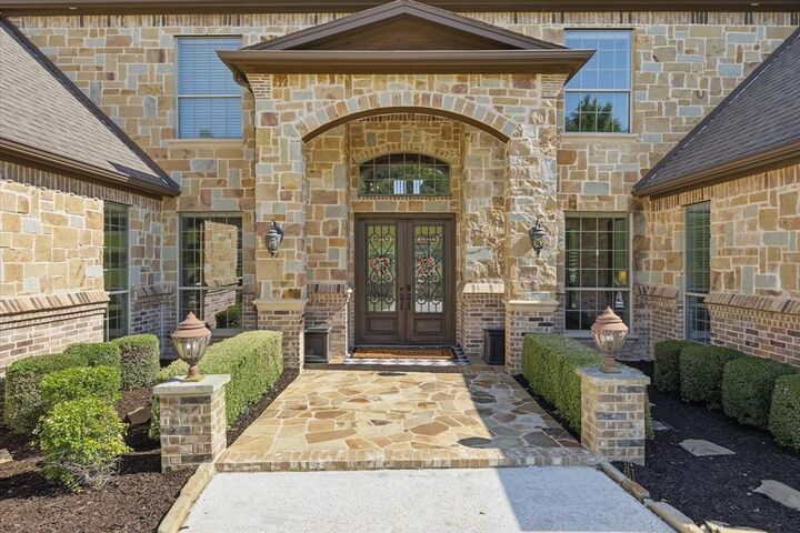 Property Photo:  501 Holly Court  TX 76248 