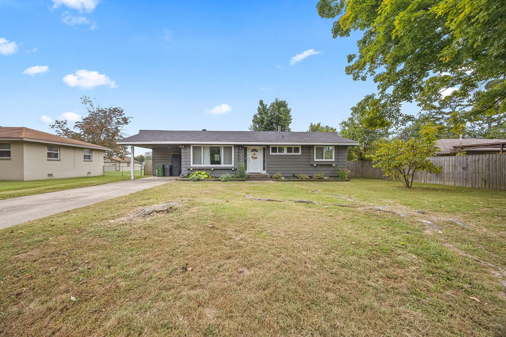 Property Photo:  702 E Sumac Street  AR 72756 