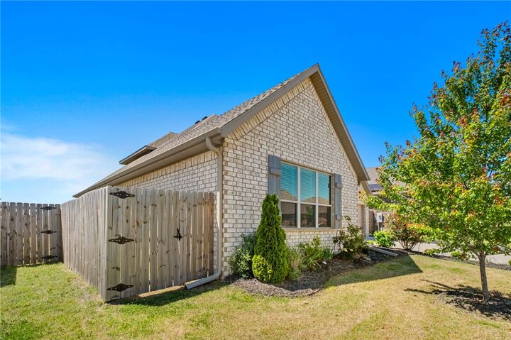 Property Photo:  4400 SW Pawhuska Street  AR 72713 