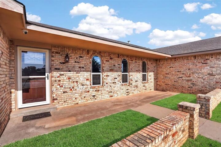 Property Photo:  909 Canterbury Boulevard  OK 73521 