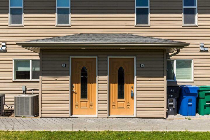 Property Photo:  899 Mt Sundance Manor W 8  AB T1J 1X7 
