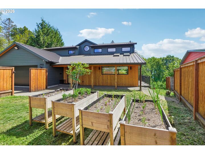 Property Photo:  3905 N Overlook Ter  OR 97227 