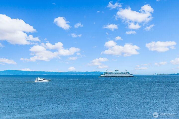 Property Photo:  3085  Alki Avenue SW 2  WA 98116 