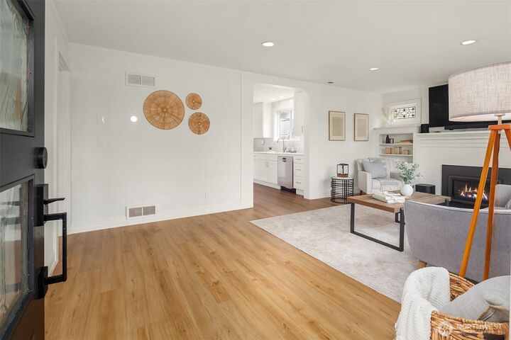 Property Photo:  618  Alder Street  WA 98020 