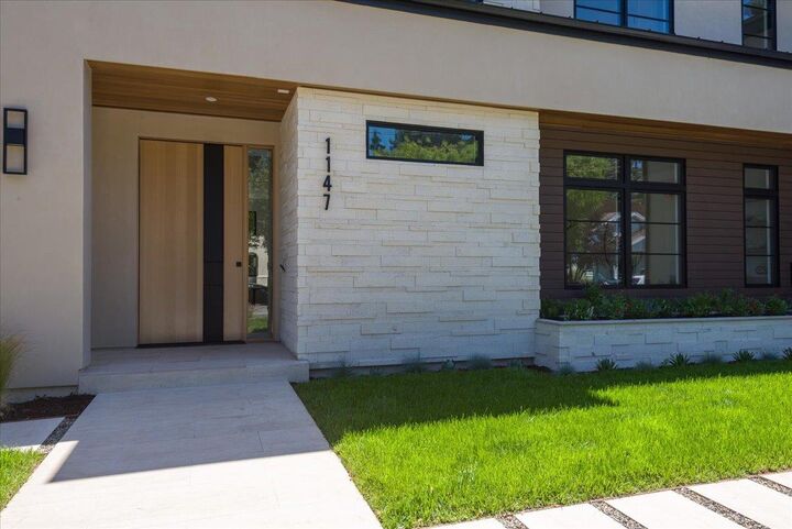 Property Photo:  1147 Windsor Way  CA 94025 