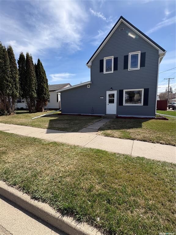 Property Photo:  301 8th Avenue E  SK S0A 2P0 