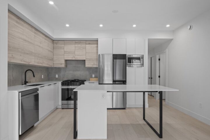 Property Photo:  30490 Cardinal Avenue 313  BC V3T 1K6 