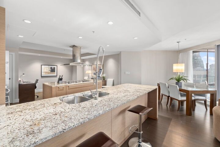 Property Photo: 1111 Alberni Street 2601 BC V6E 4V2